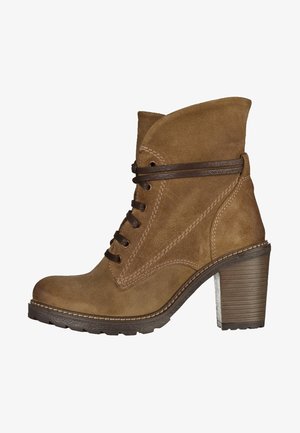 Hnědá semišová kotníková bota se šněrováním vpředu, ozdobným páskem kolem kotníku a robustním sloupkovým podpatkem na drsné podrážce.