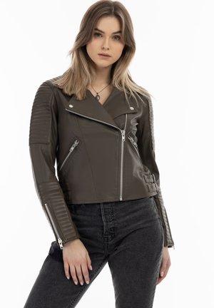 Brun læder bikerjakke med quiltede skulderdetaljer, skrå lynlås-lommer og lynlåse ved manchetterne; tætsiddende design med reverskrave.