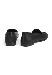 Schwarze Lederloafers mit strukturiertem Finish, flachem Profil und Schlupfdesign. Mit abgerundeter Zehenform und kleinem Absatz hinten.