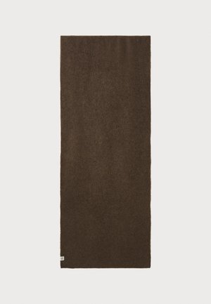 Mørkebrunt rektangulært uldhalstørklæde med et lille hvidt mærke i et hjørne på en ensfarvet lys baggrund.