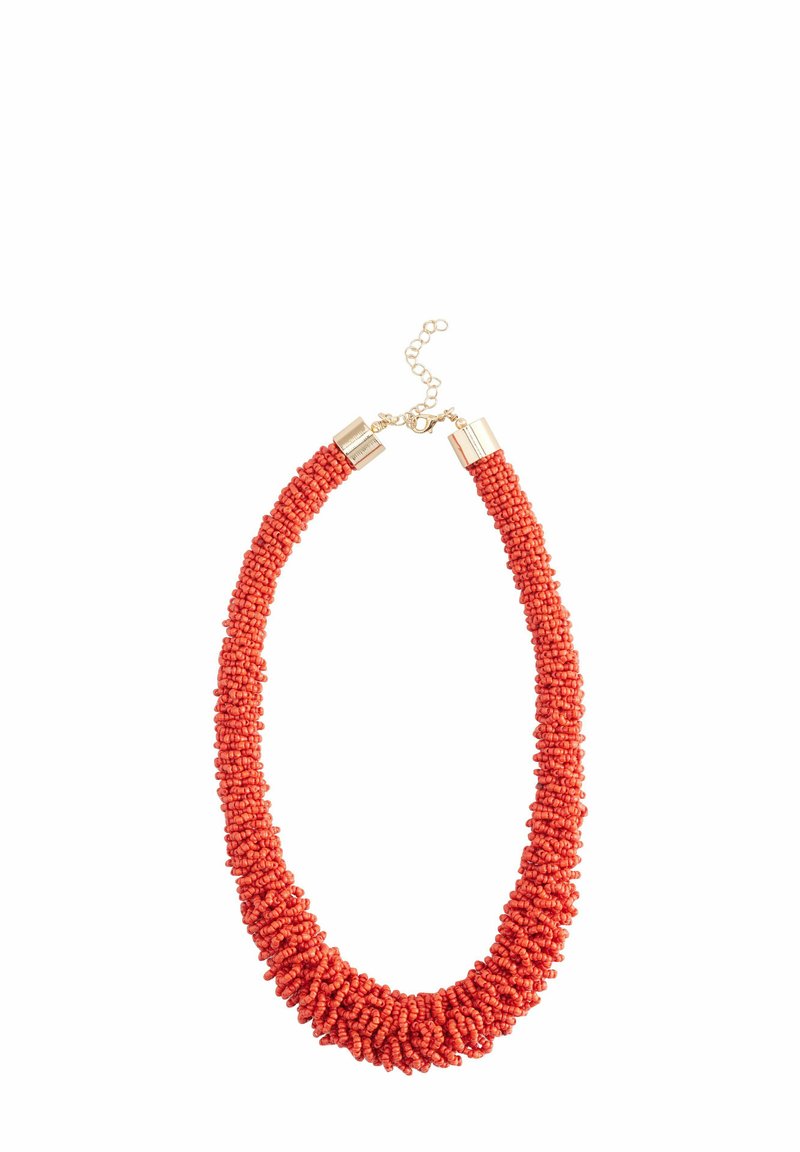 Collar de cuentas rojas con una superficie texturizada, que presenta acentos de metal dorado en los extremos y un extensor de cadena para ajustar la longitud.