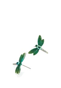 Orecchini a forma di libellula verde con dettagli in cristallo, caratterizzati da ali testurizzate e una base in tono argento, che mettono in risalto tonalità vivaci e una lavorazione intricata.