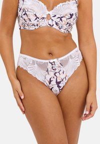 Culotte en dentelle et tissu imprimé avec un design floral en rose, violet et blanc. Présente une taille en dentelle en forme de vagues et un détail en forme de trou de serrure à l'avant.