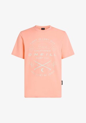 T-shirt rose corail clair à manches courtes avec texte graphique blanc et images comprenant un ours, des palmiers, des planches de surf croisées et le nom de la marque O'Neill.