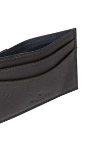 Zwart gestructureerd leren kaartopberghoes met meerdere kaartvakken, schuine weergave op een witte achtergrond.