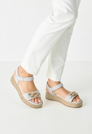 Grijze wig-sandalen met een geweven touwzool, voorzien van een brede band en kettingdetail aan de voorkant. Inclusief verstelbare enkelband.