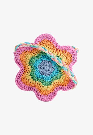 Bolso colorido de ganchillo con forma de flor, con rayas en rosa, naranja, amarillo, verde, azul y morado, y una correa retorcida multicolor.