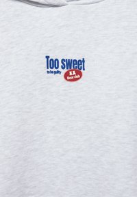 Felpa con cappuccio grigia con testo stampato in blu e rosso. Il testo recita "Troppo dolce per essere colpevole" e include un logo "Bear club". Tessuto morbido, simile al pile.