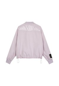 Lilla bomberjakke med elastisk bunn og mansjetter, med "GOOD KARMA CLUB" trykt i hvitt på ryggen og snor detalj ved bunnen.