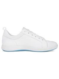 Zapatilla blanca de perfil bajo con cordones en la parte frontal, parte superior de cuero liso y suela de goma azul clara, mostrada de perfil sobre un fondo blanco.