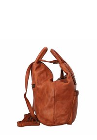 Sac à dos en cuir marron avec une forme arrondie, deux poignées supérieures, une bandoulière réglable et une texture subtile. Dispose d'une poche zippée latérale pour un accès facile.