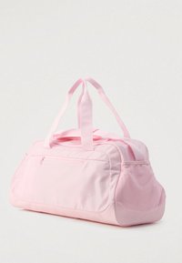 Ανοιχτό ροζ υφασμάτινη τσάντα duffel, με δύο χειρολαβές στο πάνω μέρος, μια φερμουάρ τσέπη στο μπροστινό μέρος και ένα πλέγμα πλευρικό πάνελ για αερισμό.