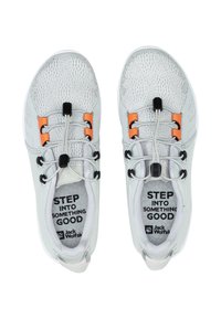 Scarpe sportive bianche con tomaia in mesh, dettagli arancioni, lacci elastici e soletta stampata. Presentano un design leggero e flessibile.