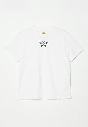 Witte katoenen t-shirt met een klein zwart logo met vleugels en "MCM" in het midden van de voorkant. Korte mouwen en een ronde hals.