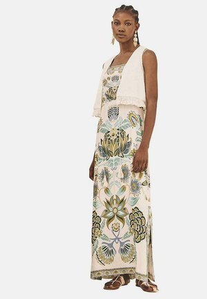 Vestido largo con estampado floral que presenta un fondo crema, patrones en verde y azul, y un chaleco recortado con borde de encaje.