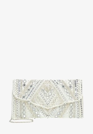 Pochette blanche avec motifs géométriques en perles argentées et sequins, avec une bandoulière en chaîne argentée.
