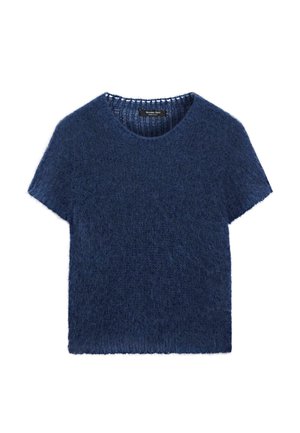 Kortemouws, donkerblauw gebreid trui van zacht, pluizig materiaal met een ronde hals en een ontspannen silhouet. Voorzien van een geribde halslijn.