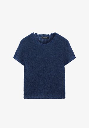 Kortemouws, donkerblauw gebreid trui van zacht, pluizig materiaal met een ronde hals en een ontspannen silhouet. Voorzien van een geribde halslijn.