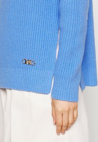MICHAEL Michael Kors Stickad tröja - light blue