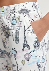 Katoenen shorts met een meerkleurige print van reisbestemmingen, waaronder de Eiffeltoren en luchtballonnen, met zijzakken.