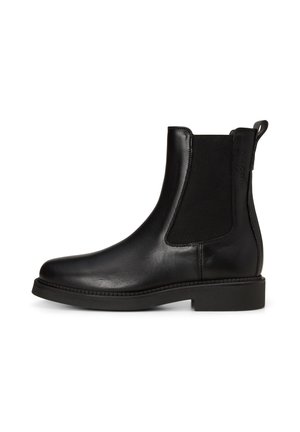 Stivale Chelsea in pelle nera con pannelli laterali elasticizzati, linguetta posteriore e tacco basso a blocco, mostrato su sfondo bianco.