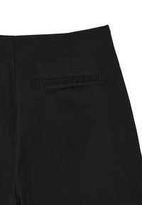 Pantaloni neri con un singolo, stretto taschino posteriore con un sottile bordo cucito, realizzati in tessuto liscio e uniforme.