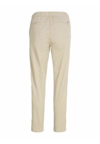 Pantaloni beige con vita elastica, gambe dritte e due tasche posteriori. Tessuto liscio con finitura opaca. Design semplice.