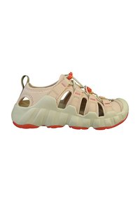 Sneaker z jasnoróżową siateczkową cholewką, gumowymi akcentami i pomarańczową podeszwą. Posiada wycięcia dla lepszej wentylacji i elastyczne sznurowadła do regulacji.