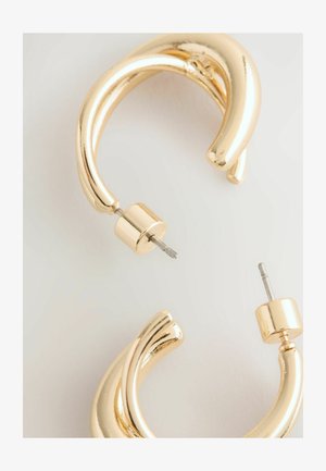 Cercei din metal de culoare aurie cu un design neted și curbat. Dispun de un știft și un suport pentru o purtare sigură, punând în valoare o finisare lustruită.