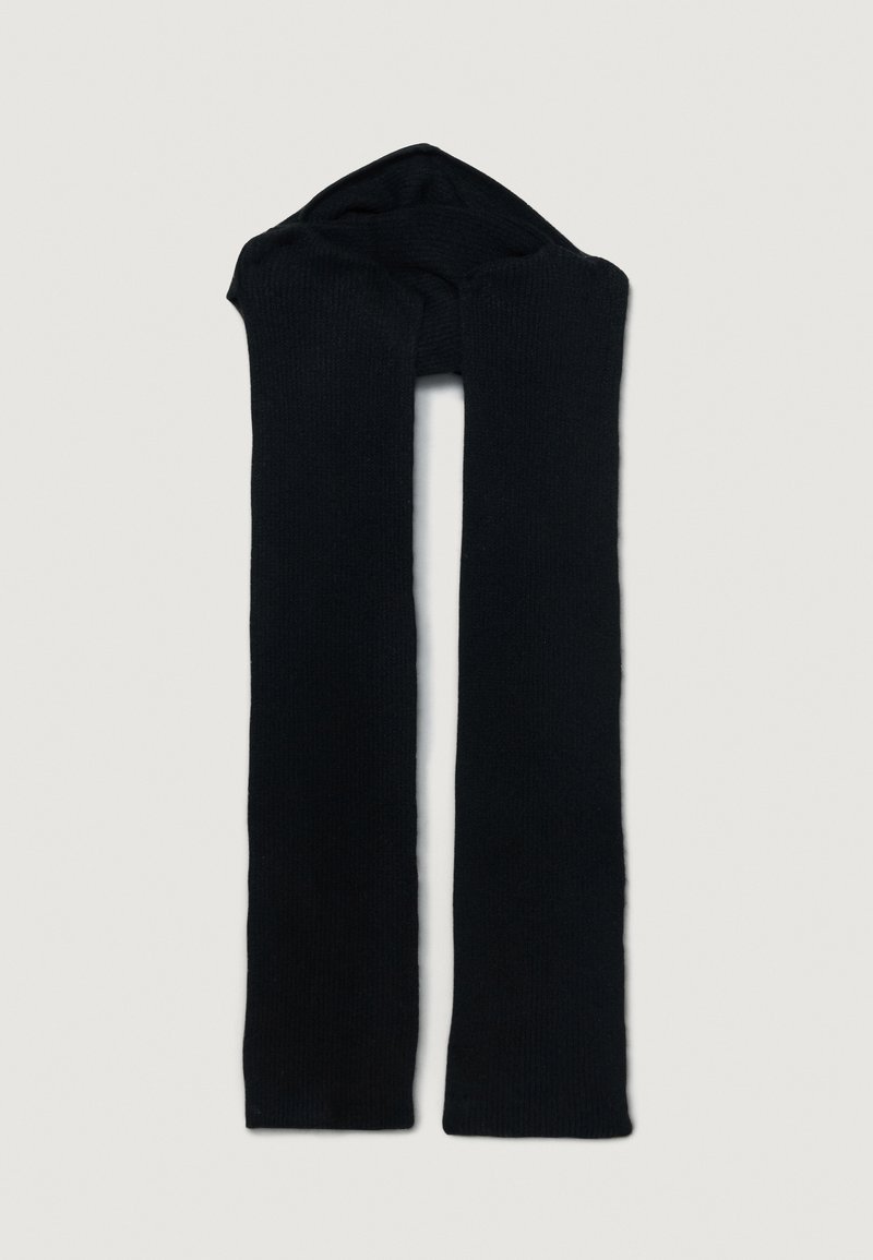 Svart strikket skjerf med et kontinuerlig løpendes design og en subtil tekstur, med en spiss hette i den ene enden.