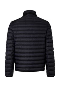 Czarna pikowana kurtka z wysokim kołnierzem, z przeszyciami i teksturowanymi ramionami. Widok z tyłu ukazuje gładki, opływowy kształt.