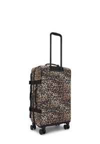 Maleta rígida con un diseño de estampado de leopardo, acentos negros, mango telescópico y cuatro ruedas para facilitar la movilidad.