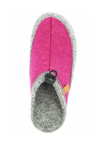 Roze vilten slipper met een grijze vilten voering, voorzien van een zwarte toggle en contrasterende stiksels langs de rand. Rond, open ontwerp.