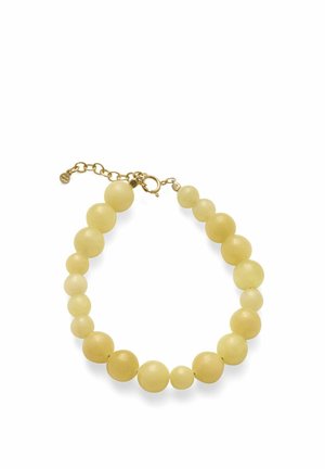 Żółta okrągła bransoletka z koralików z złotym zapięciem i regulowanym łańcuszkiem na białym tle.