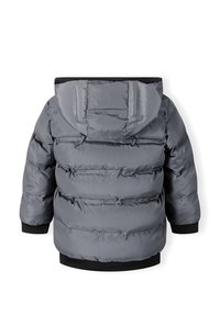 Giacca a bolla grigia con cappuccio, caratterizzata da cuciture orizzontali e polsini elasticizzati, realizzata in un materiale lucido e liscio.