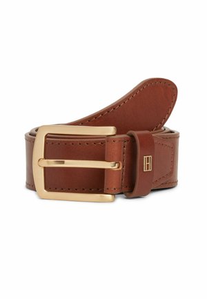 Brunt læderbælte med guldfarvet rektangulært spænde og lille præget "H" på bæltesløjfen, rullet sammen på hvid baggrund.
