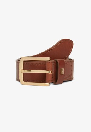 Cintura in pelle marrone con fibbia rettangolare dorata e piccolo "H" in rilievo sull'anello della cintura, arrotolata su sfondo bianco.