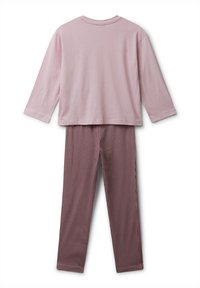 Top de algodón de manga larga color rosa claro combinado con pantalones de pijama a cuadros en burdeos y blanco. El conjunto presenta un sencillo escote redondo.