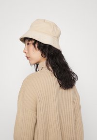 IN THE STYLE LORNA LUXE SUNDAY ROLL NECK STEP HEM JUMPER - Camisola - camel