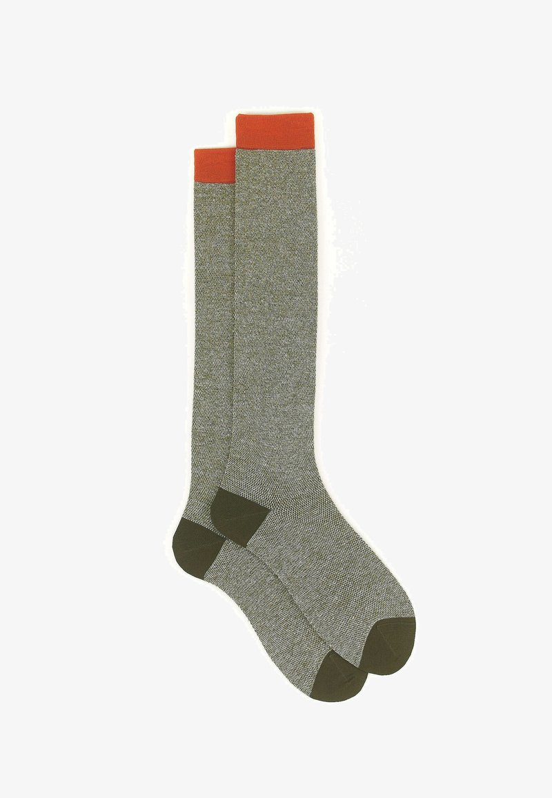 Calze a metà polpaccio con un motivo grigio e oliva e bordi a costine arancioni. Il tessuto testurizzato presenta sezioni rinforzate nella zona del tallone e delle dita.