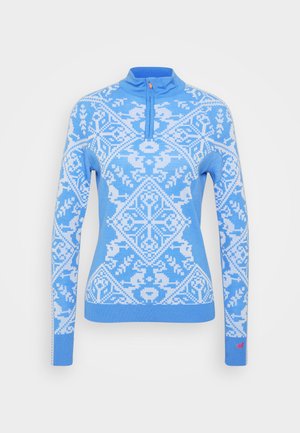 Ljusblå, långärmad, zip-halströja med vita geometriska mönster. Har en hög krage och röd detalj på ärmen. Syntetiskt material med mjuk textur.