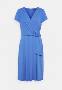 Modré šaty z hladké látky, s krátkými rukávy, výstřihem do V, páskem s kulatým akcentem a rozšířenou sukní.