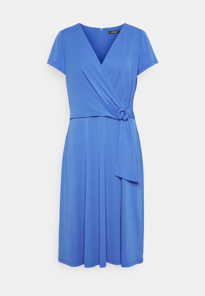 Modré šaty z hladké látky, s krátkými rukávy, výstřihem do V, páskem s kulatým akcentem a rozšířenou sukní.