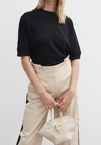 Ipekyol T-paita - black