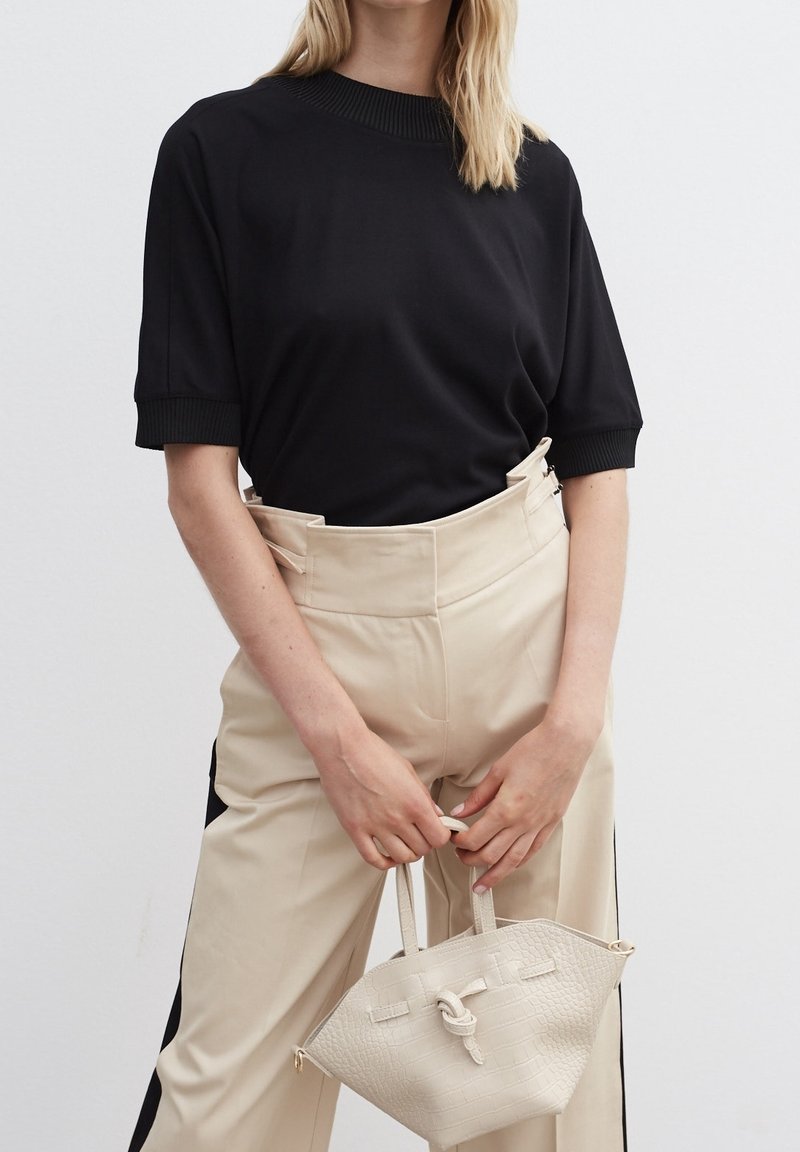 Ipekyol T-paita - black