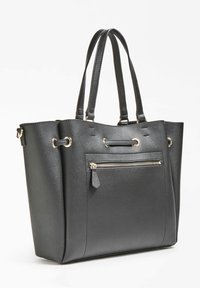 Černá taška z umělé kůže s dvojitými uchy, přední zipovou kapsou a kovovými akcenty. Vyznačuje se pevným tvarem a texturovaným povrchem.