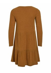 Robe marron en maille côtelée à manches longues et longueur genou, avec une jupe à volants et un col rond, vue de dos sur fond blanc.