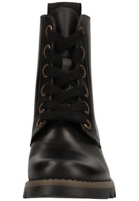 Stivale ankle in pelle nera con punta tonda, lacci neri spessi, occhielli in metallo e suola in gomma testurizzata. Presenta cuciture lungo i bordi.