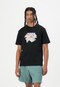 New Balance ATHLETICS TICKET UNISEX - T-shirt con stampa - black