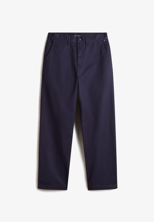 Pantalones azul marino hechos de tejido ligero, con cierre de botón, trabillas para cinturón y bolsillos laterales. Corte recto con una textura suave.